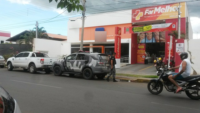 Bandido anuncia ter feito filha refém e aposentada quase cai no golpe Policiais militares efetuavam ronda pela avenida Capitão Olinto Mancini, quando se depararam com a vítima que contou o que estava acontecendo (Foto: Celso Daniel)