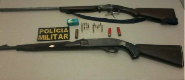 Os policiais encontraram uma espingarda calibre .24 e três cartuchos, dentro do veículo e uma espingarda calibre .22 na casa do preso (Foto: Divulgação/PM MS)