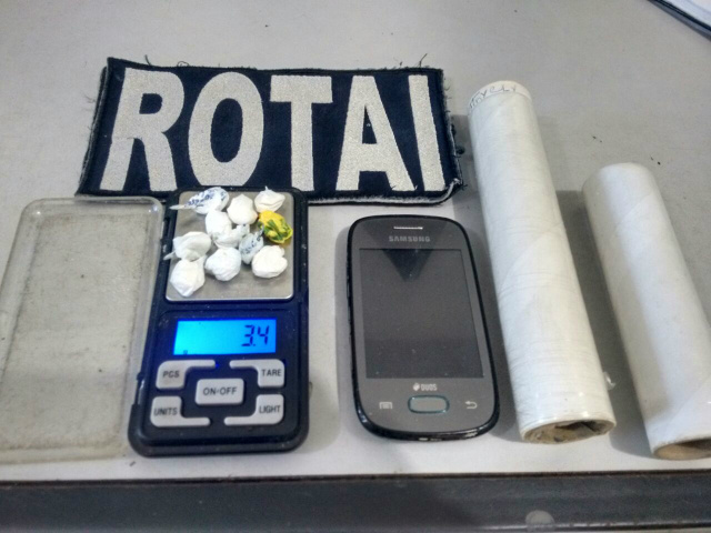 2º BPM realiza prisão de autor de tráfico de drogas Objetos apreendidos pelos policiais da ROTAI (Foto: Assessoria)