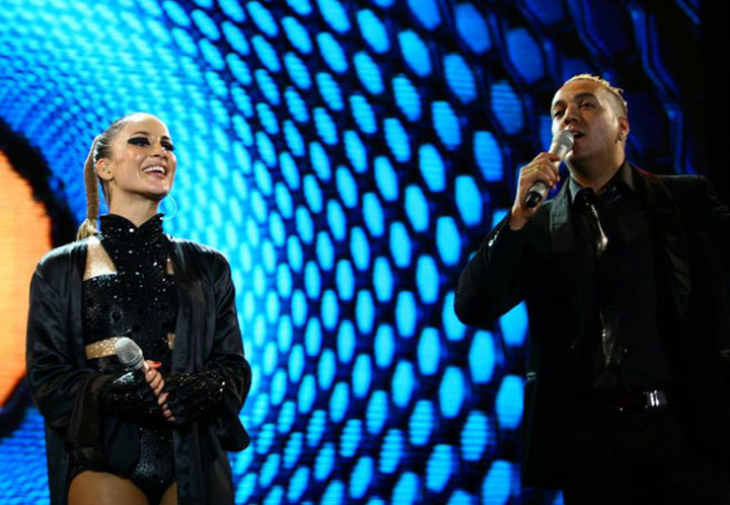 Claudia Leitte e o cantor Belo emocionaram o público cantando a música 