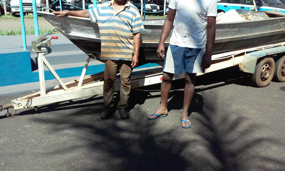  Policiais Militares Ambientais de Aparecida do Taboado realizavam fiscalização ontem (16) no município de Paranaíba e prenderam dois pescadores por pescar com redes de pesca (petrechos proibidos). (Foto: Assessoria)