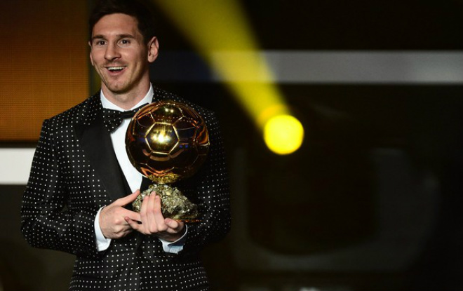Lionel Messi posa com a sua quarta Bola de Ouro: craque recebeu 41,6% dos votos. Foto: AFP