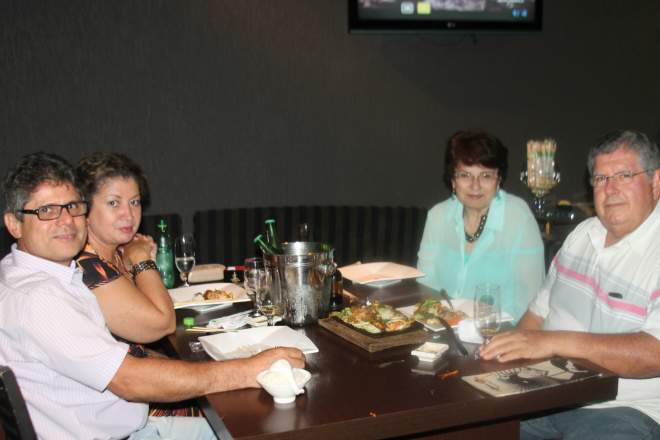 Rui Falco e amigos no Nipo Shushi House (Foto: Jean Souza)