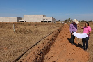 Perfil News visita as obras do Shopping Três Lagoas e mostra como o empreendimento está por dentro Rede de água potável foi ligada neste final de semana. Foto: Divulgação Prefeitura