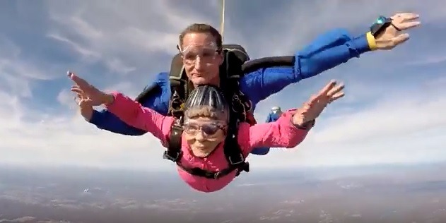 Idosa celebra aniversário de 94 anos em salto de paraquedas: 'Melhor fazer agora' Eila pulou de paraquedas aos 94 anos Foto: Reprodução/YouTube.