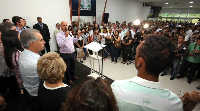 Moradores comemoram facilidades da nova central de atendimento. (Foto: Divulgação)