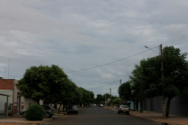 AGORA: céu encoberto por cinzentas nuvens e chuvisco em Três Lagoas A temperatura máxima, segundo a meteorologia, não deverá exceder os 30°C. (Foto: Gabi Rufino/Perfil News)