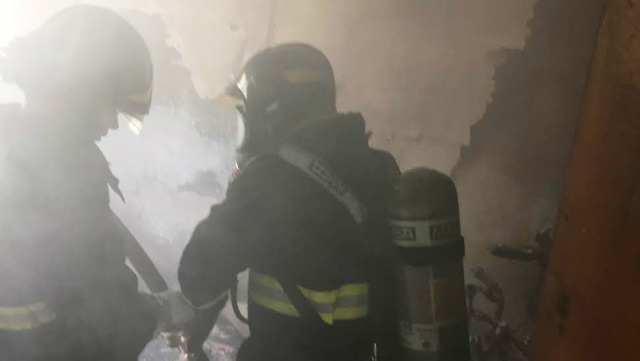 Com equipamentos especiais de combate a incêndios, os bombeiros conseguiram debelar de vez as chamas no interior do apartamento (Foto: Marco Campos)