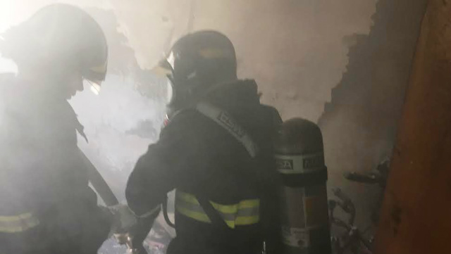 Incêndio consome mobiliário de apartamento no Novo Oeste Com equipamentos especiais de combate a incêndios, os bombeiros conseguiram debelar de vez as chamas no interior do apartamento (Foto: Marco Campos)
