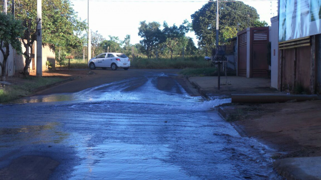 São jorrados mais de 200 mil litros de água por hora. O teste de pressão deve continuar até a manhã dessa quarta-feira (20) (Foto: Ricardo Ojeda)