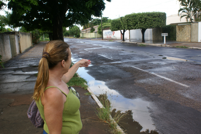 Senhora reclama e pede para autoridades ajuda
Foto: Rafael Furlan