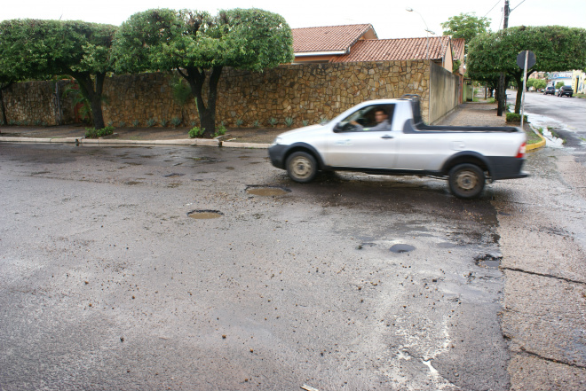 Carros devem reduzir a velocidade ao passar nessa rua
Foto: Rafael Furlan