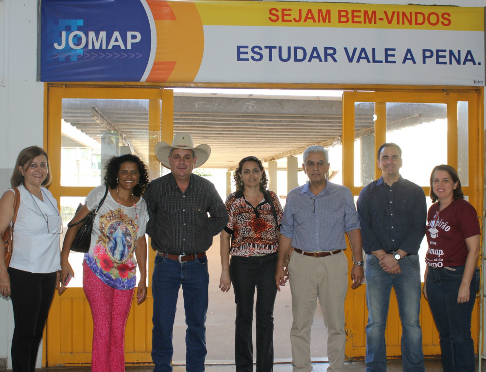 O deputado Angelo Guerreiro acompanhou, na manhã de ontem (18), visitas dos técnicos  da Secretaria Estadual de Educação  que iniciaram  vistorias nas escolas de Três Lagoas. (Foto: Assessoria)