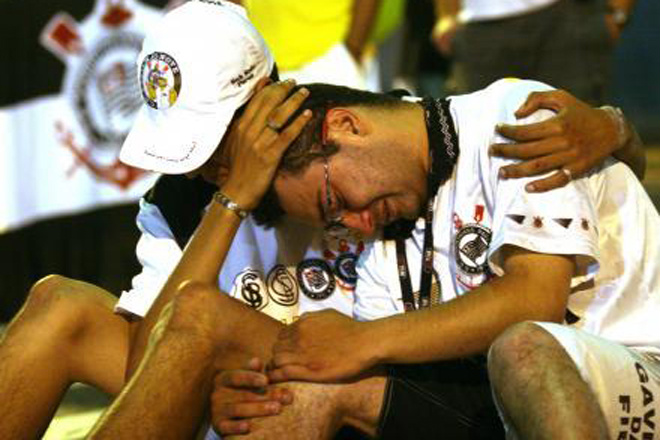 Na foto, torcedores do time choram a derrota
Foto: Divulgação
