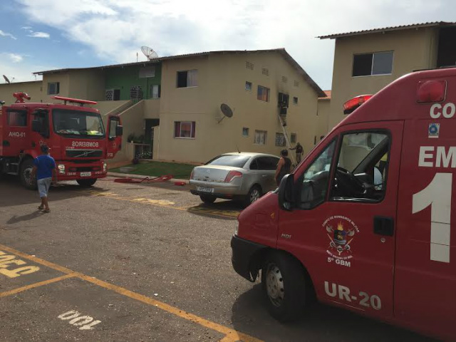 Incêndio consome mobiliário de apartamento no Novo Oeste Os bombeiros tiveram que usar escada para chegar até a janela do imóvel e depois iniciar o combate às chamas (Foto: Marco Campos)