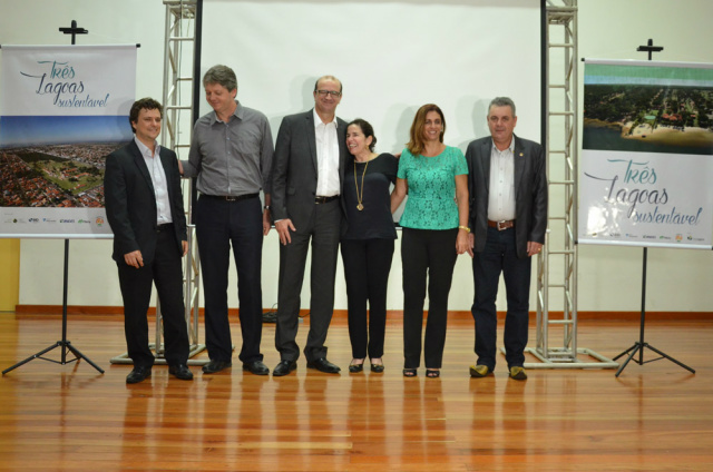 Autoridades presentes da esquerda para a direita: gerente geral do Instituto Votorantim, Rafael Gioielli; Jaime Ferruck, secretário do Estado de meio ambiente e desenvolvimento;presidente da Fibria; Marcelo Castelli, da prefeita de Três Lagoas, Marcia Moura;Márcia Casseb, especialista em Desenvolvimento Urbano e Saneamento e responsável pela ICES e Angelo Guerreiro, deputado estadual. (Foto: Assessoria Fibria | MS)