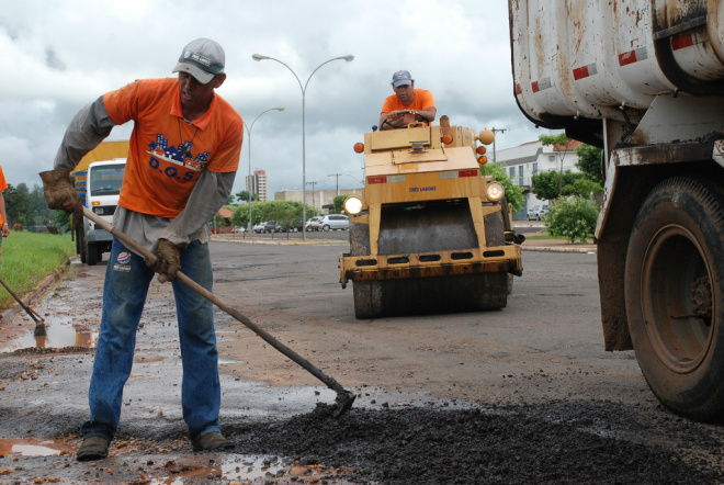 Prefeitura compra material para começar “Operação Tapa-Buracos” Com as chuvas de verão que acontecem quase todos os dias os buracos no asfalto aparecem com mais frequencia. Foto: Divulgação/Assessoria