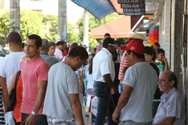 Comércio ficará aberto até as 18h na véspera do dia das Mães Os três-lagoenses terão algumas horas a mais para comprar o presente para o Dia das Mães, no mês que vem. (Foto: Patrícia Miranda/ Arquivo Perfil News)