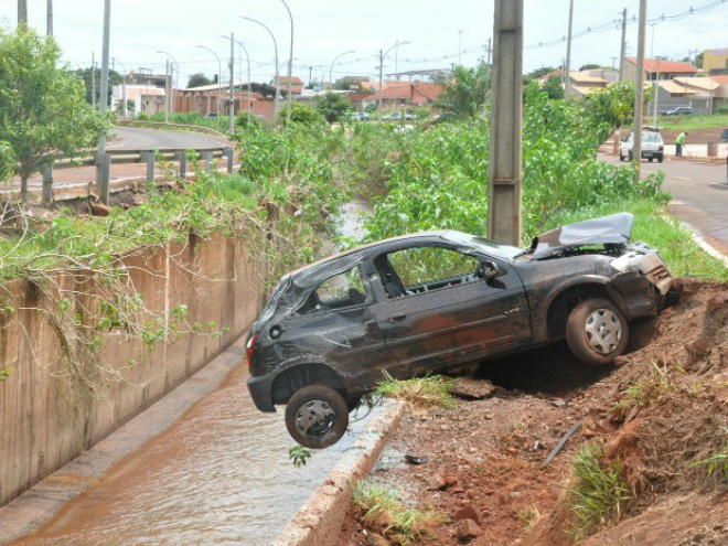 Carro é amarrado com cabo para não cair em córrego de Campo Grande Veículo 'pendurado' na parede do córrego Segredo (Foto: Fernando da Mata/G1 MS)