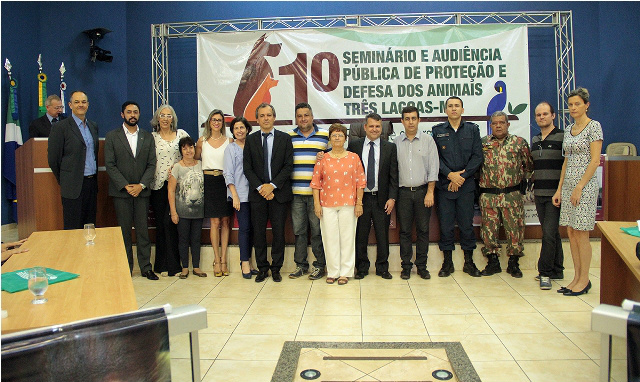 Vereador comemora anúncio de doação da área para centro de reabilitação de animais silvestres Vereador Beto, junto com a prefeita Marcia Moura, palestrantes e demais convidados que estiveram presentes durante o 1º Seminário e Audiência Pública de Proteção e Defesa dos Animais de Três Lagoas/MS (Foto: Assessoria)