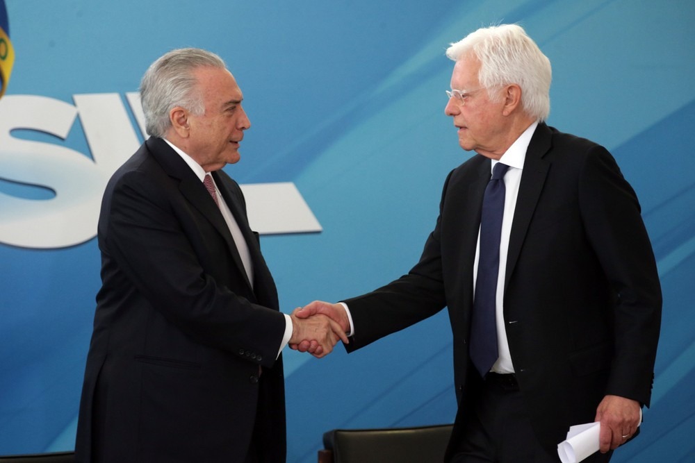 Ex-presidente Michel Temer é preso pela Lava Jato Imagem de arquivo de junho de 2018 mostra o então presidente Michel Temer com o então ministo Moreira Franco durante assinatura de decretos que regulamentam o Código de Mineração — Foto: Antonio Cruz/Agência Brasil