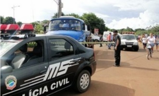 Polícia no local onde criança foi atropelada em São Gabriel (Foto: JWC/Idest)
