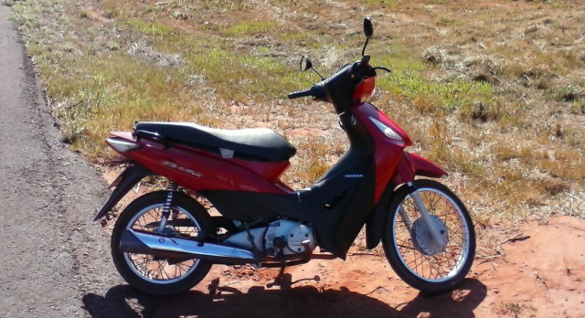 A motocicleta estava abandonada as margens da rodovia BR 158 (Foto: Assessoria)