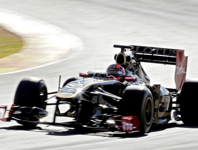 Robert Kubica termina a quinta-feira na frente com o novo carro da Renault-Lotus (Foto: EFE)