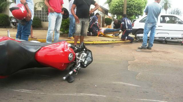 Acidente na Avenida Capitão Olinto Mancini deixa motociclista ferido Motociclista sofreu lesões pelo corpo e uma fratura no pulso esquerdo. (Foto: Celso Daniel)