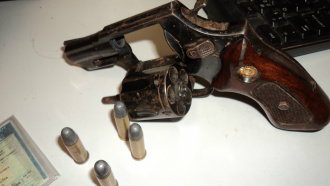 Policia recupera caminhonetes roubadas e prende quadrilha em Três Lagoas Revólver foi encontrado na casa de um dos acusados. Foto: Divulgação/PM