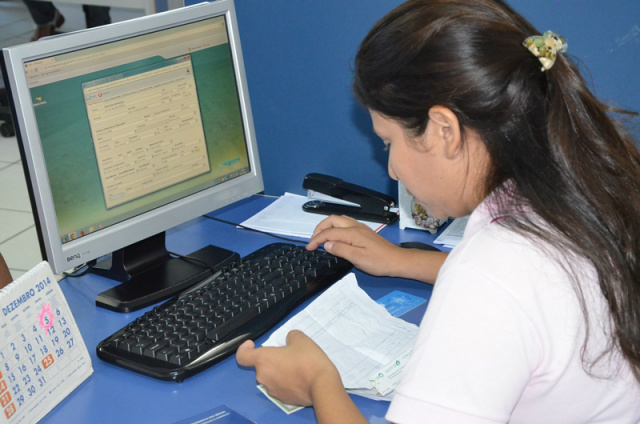 O processo de cadastro e/ou recadastramento é feito mediante apresentação de senha, fornecida pelo Departamento Municipal de Habitação. (Foto: Assessoria)