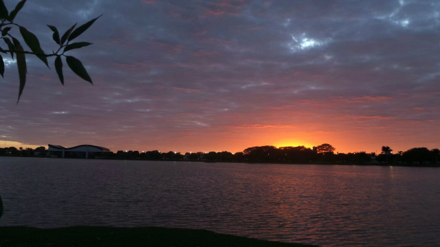 Nascer do sol de hoje, na Lagoa Maior em Três Lagoas. (Foto: Ricardo Ojeda)