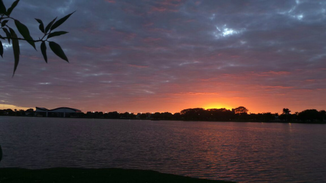 Com céu entre nuvens, a quarta-feira tem previsão de calor em Três Lagoas Nascer do sol de hoje, na Lagoa Maior em Três Lagoas. (Foto: Ricardo Ojeda)
