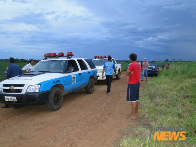 A polícia acredita que o corpo estava no local desde segunda-feira (Foto: Osvaldo Duarte - Dourados News)