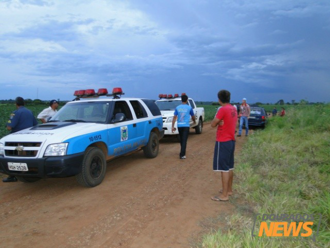 Homem encontra corpo de indígena em plantação de Caarapó A polícia acredita que o corpo estava no local desde segunda-feira (Foto: Osvaldo Duarte - Dourados News)