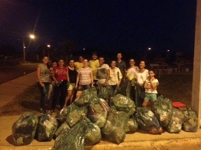 Moradores fazem mutirão e recolhem 135 kg de lixo em bairro de Três Lagoas Os moradores do bairro Nova Europa, decidiram “arregaçar as mangas” e fazerem a diferença. (Foto: Paulo Henrique Morais)