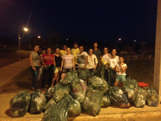 Os moradores do bairro Nova Europa, decidiram “arregaçar as mangas” e fazerem a diferença. (Foto: Paulo Henrique Morais)