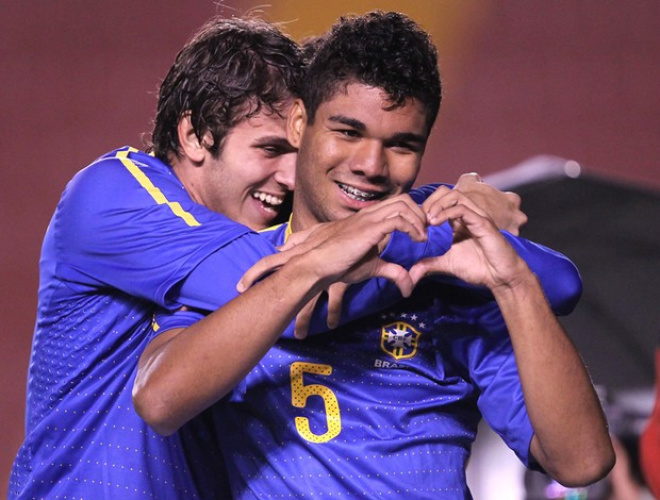 Casemiro faz o já tradicional coraçãozinho com a mão na comemoração do gol brasileiro  (Foto: Mowa)