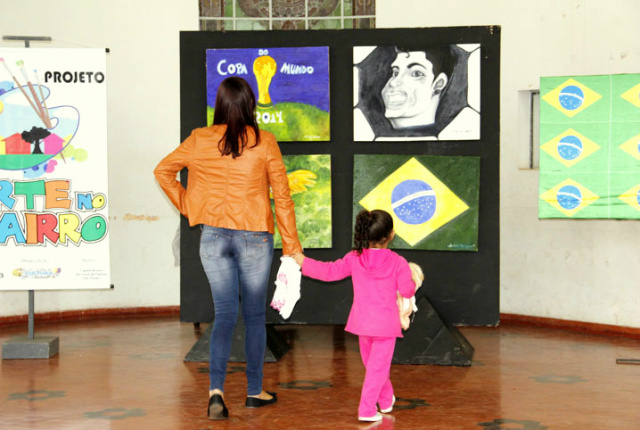 Com o tema Copa do Mundo, os alunos confeccionaram suas telas em placas de celulose (Foto: Divulgação/Assecom)