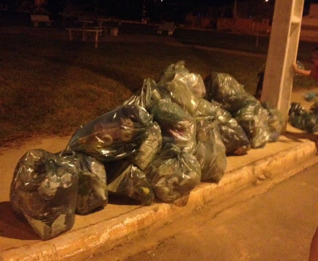 Moradores fazem mutirão e recolhem 135 kg de lixo em bairro de Três Lagoas Os moradores recolheram nos terrenos baldios, entulhos de construções, garrafas pet, latas de tintas e sacolas plásticas. (Foto: Paulo Henrique Morais)