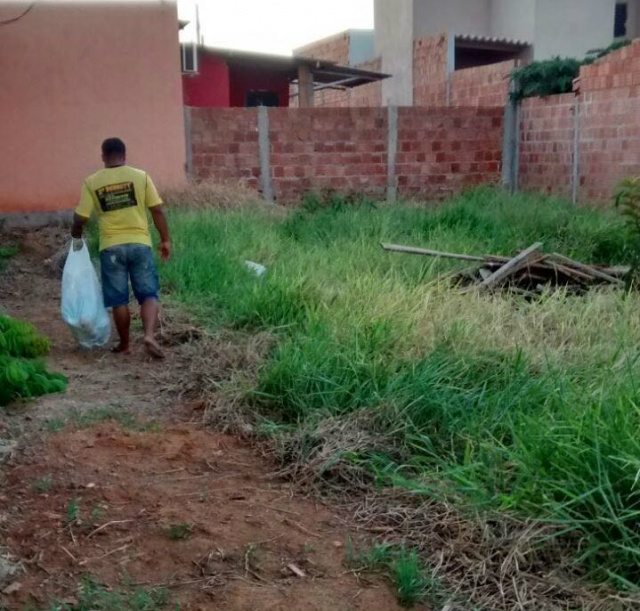 Moradores fazem mutirão e recolhem 135 kg de lixo em bairro de Três Lagoas Nos terrenos baldios foram encontrados diversos entulhos e materiais de obras. (Foto: Paulo Henrique Morais)