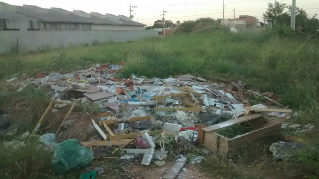 Moradores fazem mutirão e recolhem 135 kg de lixo em bairro de Três Lagoas Alguns terrenos baldios foram registrados pelos moradores. (Foto: Paulo Henrique Morais)