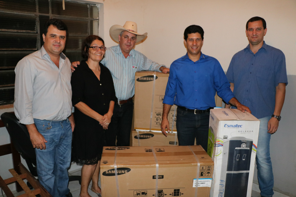 Em visita ao municípío na última quinta-feira, 14/04, na segunda edição da Ação Parlamentar Itinerante em Aparecida do Taboado, o Deputado Estadual Angelo Guerreiro recebeu o convite do tesoureiro do albergue noturno Jesus de Nazaré, Glaucio Antonio de Queiroz, para conhecer a instituição após o evento. (Foto: Assessoria)