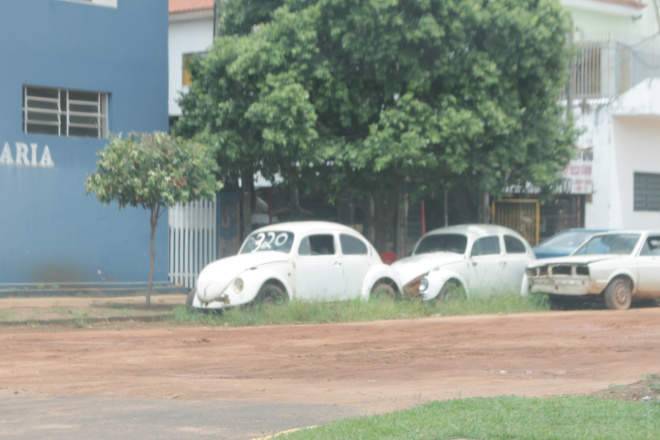 Carcaças de veículos sem nenhuma proteção deixados na via pública localizado na Vila Nova acumula água, que por sua vez gera ambiente propício para criação de mosquito (Foto: Ricardo Ojeda)  