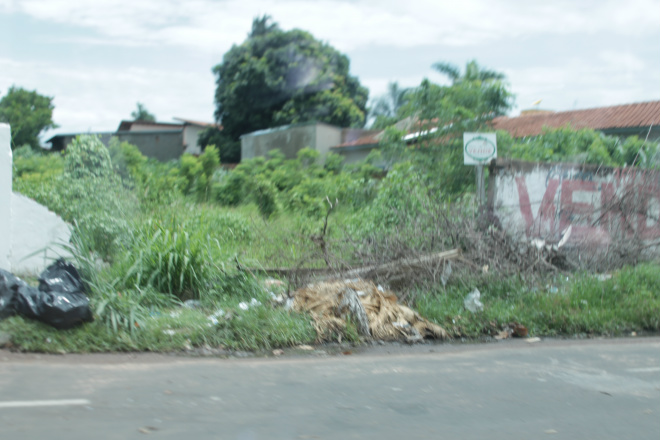 Para ter uma ideia esse terreno está localizado bem no centro de Três Lagoas, na Zuleide Perez Tabox, entre a avenida Filinto Muller e a rua João Silva, próximo da Esquina Carioca. O mato e o lixo prolifera no local (Foto: Ricardo Ojeda) 