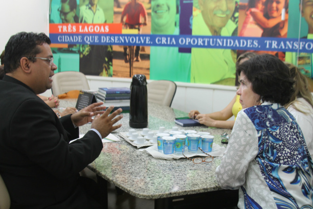 Empossados novos membros do Conselho Municipal do Idoso O presidente do CMDI Marcio Aurélio de Oliveira e a prefeita Marcia Moura discutem sobre a importância do conselho para Três Lagoas. (Foto: Patrícia Miranda)