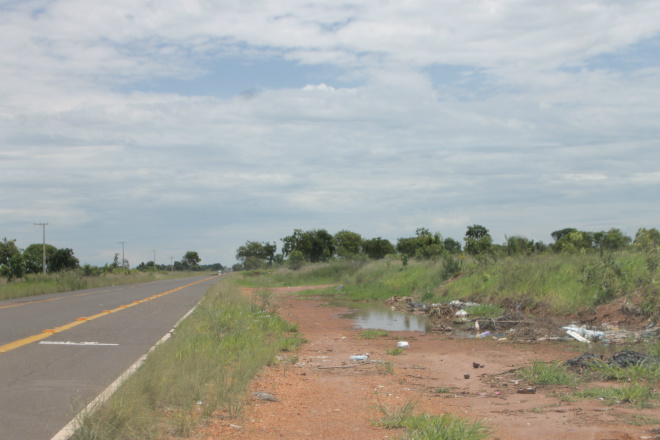 Na estrada de acesso ao Balneário Municipal e a um dos principais condomínios residencial de Três Lagoas o lixo e a água acumula diariamente (Foto: Ricardo Ojeda)