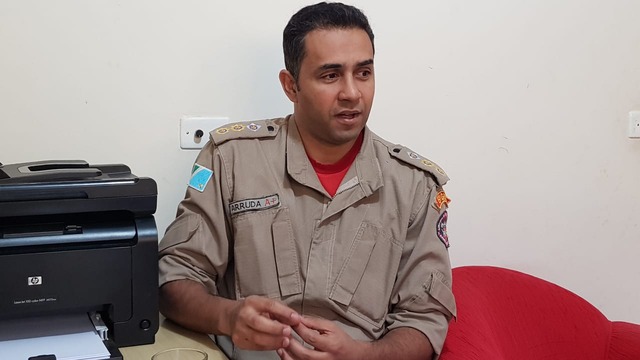 Corpo de Bombeiros: uma vida dedicada ao atendimento humanitário Tenente-Coronel Arruda, Comandante do 5º Grupamento de Bombeiros Militar, visitou a redação do Perfil News. Foto: Marcia Heillen.