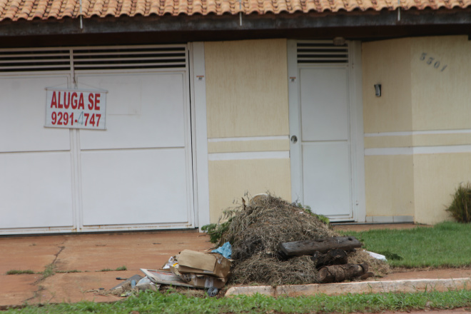 Lixos, entulhos e matos são despejados na frente das residências (Foto: Ricardo Ojeda) 