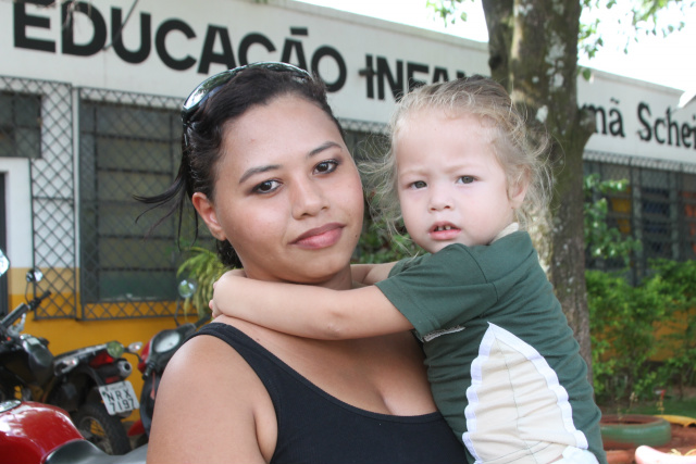 Creches entram em recesso e pais ficam preocupados em onde deixar os filhos, enquanto trabalham Silvana Mendes Monteiro diz que provavelmente terá que pagar alguém para cuidar da filha. (Foto: Gabi Rufino)